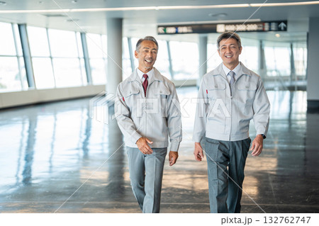 作業着を着たシニアの男性 132762747