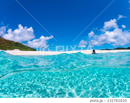 白砂のビーチの半水面撮影。美しいサンゴ礁と熱帯魚の群れ。 嘉比島沖縄県 島尻郡慶良間諸島座間味島 白砂のビーチの半水面撮影。美しいサンゴ礁と熱帯魚の群れ。 嘉比島沖縄県 島尻郡慶良間諸島座間味島 132762810