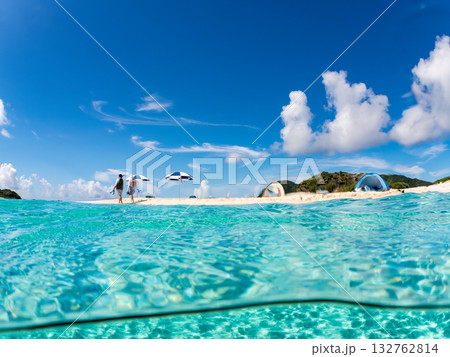 白砂のビーチの半水面撮影。美しいサンゴ礁と熱帯魚の群れ。 嘉比島沖縄県 島尻郡慶良間諸島座間味島 白砂のビーチの半水面撮影。美しいサンゴ礁と熱帯魚の群れ。 嘉比島沖縄県 島尻郡慶良間諸島座間味島 132762814