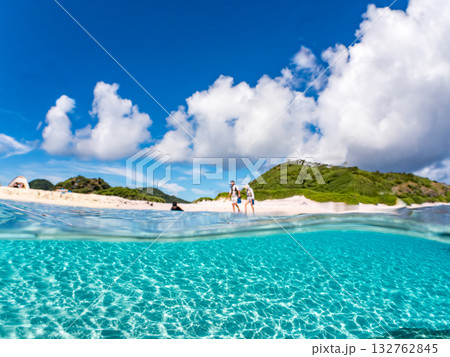 白砂のビーチの半水面撮影。美しいサンゴ礁と熱帯魚の群れ。 嘉比島沖縄県 島尻郡慶良間諸島座間味島 白砂のビーチの半水面撮影。美しいサンゴ礁と熱帯魚の群れ。 嘉比島沖縄県 島尻郡慶良間諸島座間味島 132762845