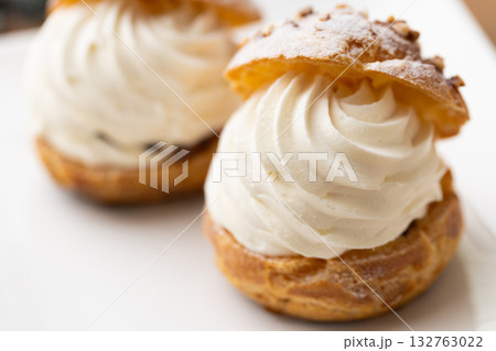 たっぷり生クリームが詰まったシュークリーム たっぷり生クリームが詰まったシュークリーム 132763022