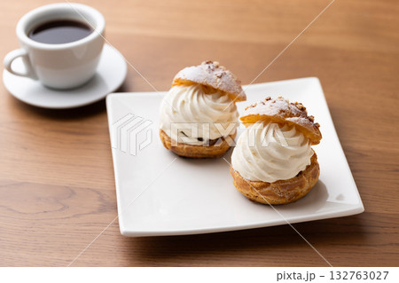 たっぷり生クリームが詰まったシュークリーム 132763027