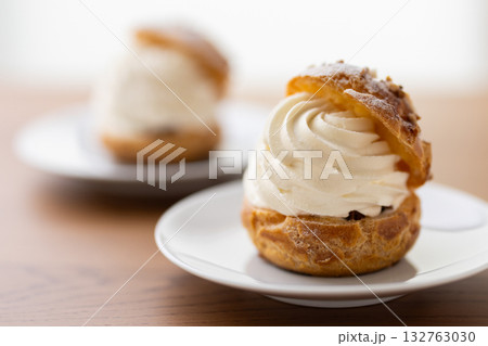 たっぷり生クリームが詰まったシュークリーム たっぷり生クリームが詰まったシュークリーム 132763030