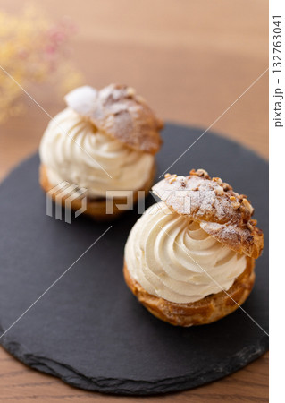 たっぷり生クリームが詰まったシュークリーム 132763041