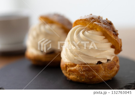 たっぷり生クリームが詰まったシュークリーム 132763045