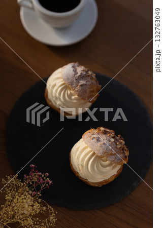 夕暮れの光に照らされたシュークリーム 132763049