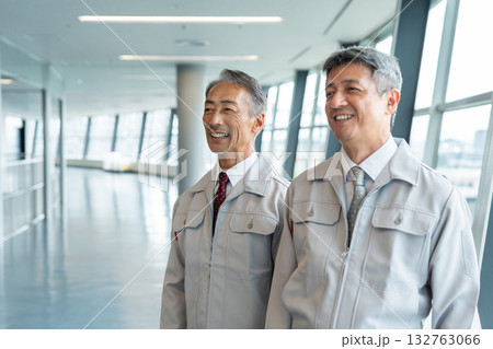 作業着を着たシニアの男性 132763066