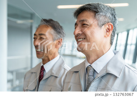 作業着を着たシニアの男性 132763067