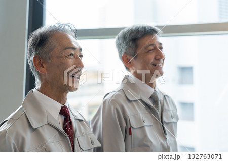 作業着を着たシニアの男性 132763071