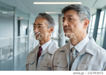 作業着を着たシニアの男性 132763072