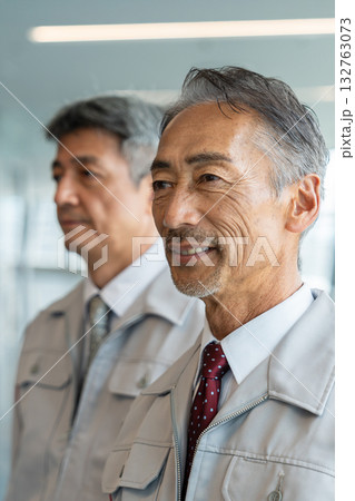 作業着を着たシニアの男性 132763073