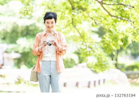 シニア女性　旅行　カメラ 132763194
