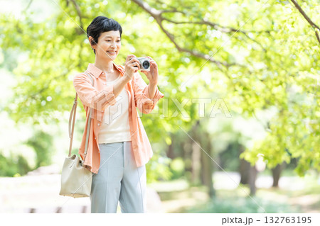 シニア女性　旅行　カメラ 132763195