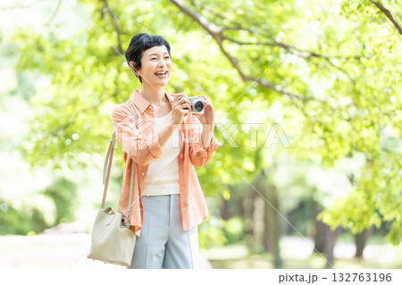 シニア女性　旅行　カメラ 132763196