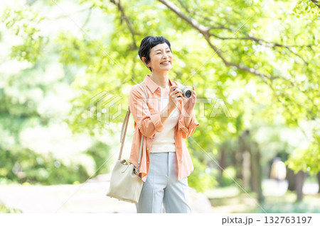 シニア女性　旅行　カメラ 132763197