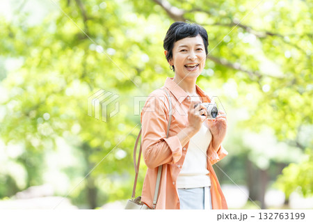シニア女性　旅行　カメラ 132763199