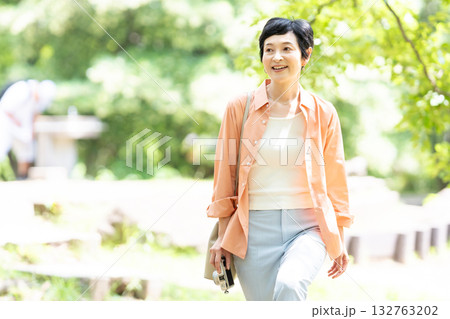 シニア女性　旅行　カメラ 132763202