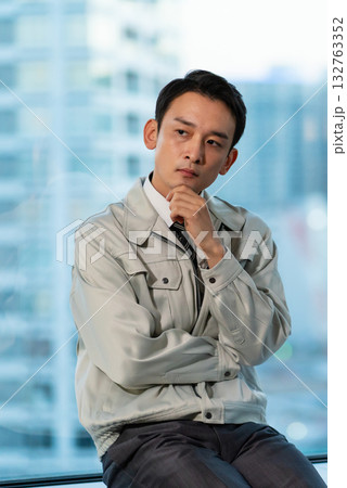 腕組みをして考える作業着を着た男性 腕組みをして考える作業着を着た男性 132763352