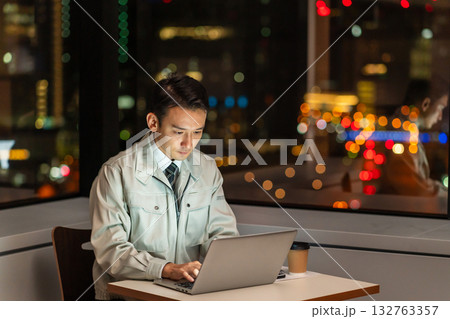 夜のオフィスでパソコンを使う作業員 132763357