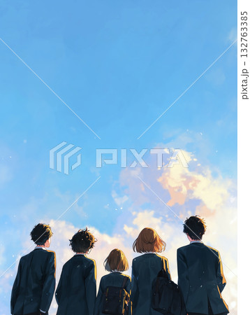 青空をバックに並ぶ5人の高校生の後姿 132763385