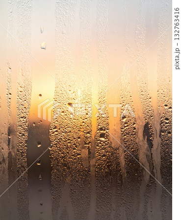 《AI画像》結露した窓ガラス 132763416