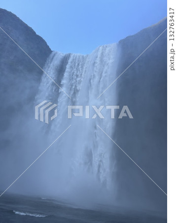 アイスランドの南部にある滝、スコゥガフォスの滝、雑木林の滝を滝壺近くで早速した写真です。 132763417