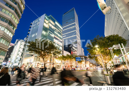 名古屋市・中区　栄　広小路通　広小路伊勢町交差点　イルミネーション　ザ・ランドマーク名古屋 132763480