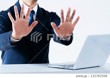 ストップの嫌々のジェスチャーをする男性 132763509