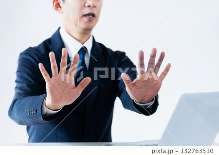 ストップの嫌々のジェスチャーをする男性 132763510