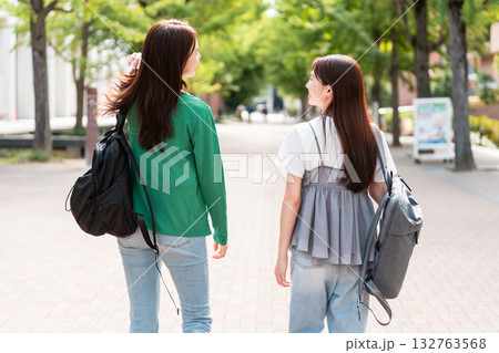 大学のキャンパスを歩く女子大生 大学のキャンパスを歩く女子大生 132763568