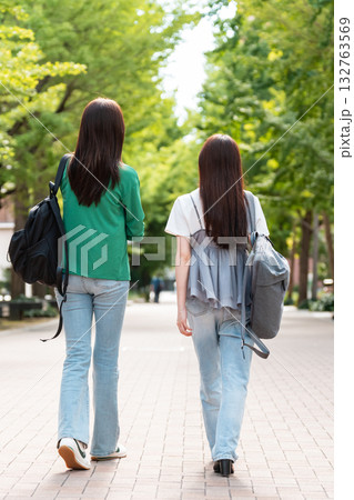大学のキャンパスを歩く女子大生 132763569