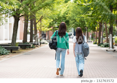 大学のキャンパスを歩く女子大生 132763572