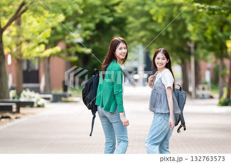 大学のキャンパスを歩く女子大生 大学のキャンパスを歩く女子大生 132763573