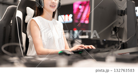 オンライン授業を受ける若い女性 132763583