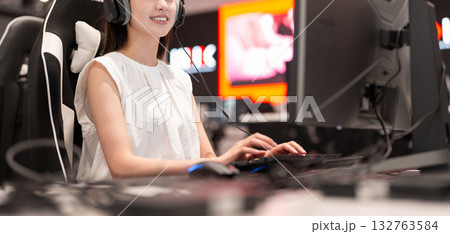 eスポーツ　ゲーム　若い女性 132763584