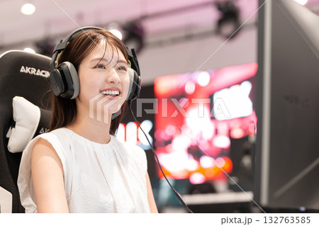 eスポーツ　ゲーム　若い女性 132763585