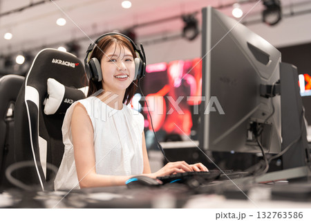 eスポーツ　ゲーム　若い女性 132763586