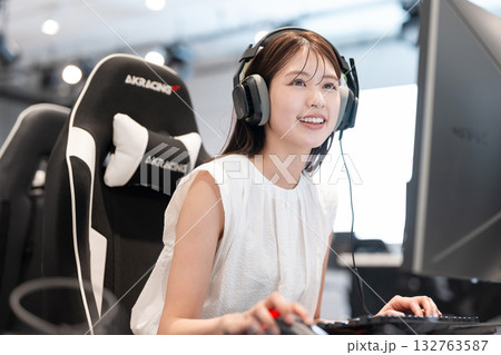 eスポーツの大会でゲームを楽しむ若い女性 132763587