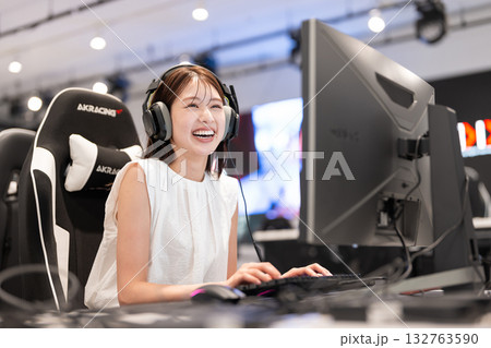 eスポーツでゲームを楽しむ若い女性 132763590