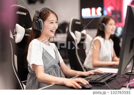 eスポーツの大会でゲームを楽しむ若い女性 132763591