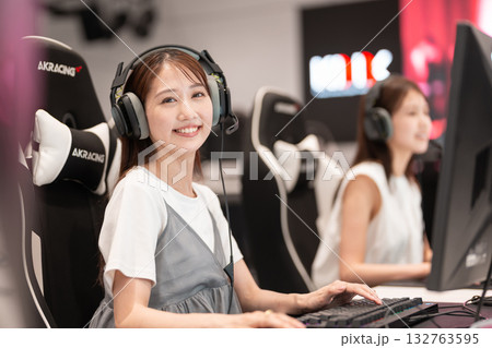 eスポーツの大会でゲームを楽しむ若い女性 132763595