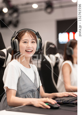 eスポーツの大会でゲームを楽しむ若い女性 132763596