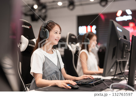 eスポーツの大会でゲームを楽しむ若い女性 eスポーツの大会でゲームを楽しむ若い女性 132763597