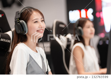 eスポーツの大会でゲームを楽しむ若い女性 132763599