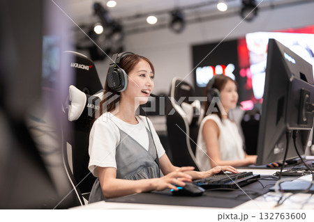 eスポーツの大会でゲームを楽しむ若い女性 eスポーツの大会でゲームを楽しむ若い女性 132763600