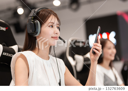 eスポーツ　ゲーム　若い女性 132763609
