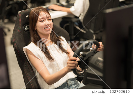 レースゲームを楽しむ若い女性 レースゲームを楽しむ若い女性 132763610