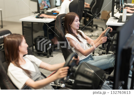 レースゲームを楽しむ若い女性 132763613
