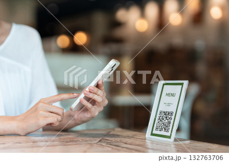 QRコード決済　キャッシュレス　スマホ 132763706
