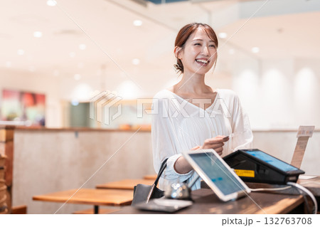 キャッシュレス決済　クレジットカード 132763708